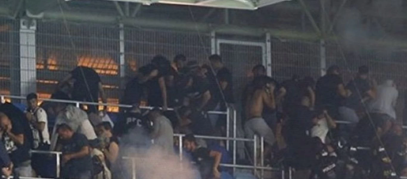 Η στιγμή που η σλοβενική αστυνομία πυροβολεί με πλαστικές σφαίρες τους οπαδούς του ΠΑΟΚ (βίντεο)